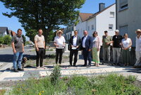 In der Heinrich-Heine-Straße schauen sich unter anderem Projektleiter Matthias Harnisch (mit Strohhut), der Parlamentarische Staatssekretär Sören Bartol, Bürgermeister Marcus Kretschmann und MdL Kerstin Geis (neben Harnisch v.li.) die neu gestalteten Vor einer Grünfläche mit blühenden Pflanzen stehen unter anderem Projektleiter Matthias Harnisch (mit Strohhut), der Parlamentarische Staatssekretär Sören Bartol, Bürgermeister Marcus Kretschmann und MdL Kerstin Geis (neben Harnisch v.li.)