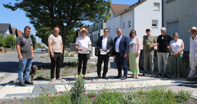 In der Heinrich-Heine-Straße schauen sich unter anderem Projektleiter Matthias Harnisch (mit Strohhut), der Parlamentarische Staatssekretär Sören Bartol, Bürgermeister Marcus Kretschmann und MdL Kerstin Geis (neben Harnisch v.li.) die neu gestalteten Vor einer Grünfläche mit blühenden Pflanzen stehen unter anderem Projektleiter Matthias Harnisch (mit Strohhut), der Parlamentarische Staatssekretär Sören Bartol, Bürgermeister Marcus Kretschmann und MdL Kerstin Geis (neben Harnisch v.li.)