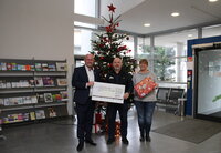 Bürgermeister Marcus Kretschmann, Ralph Mayer und Tanja Demuth vor dem Wunschbaum im Rathausfoyer